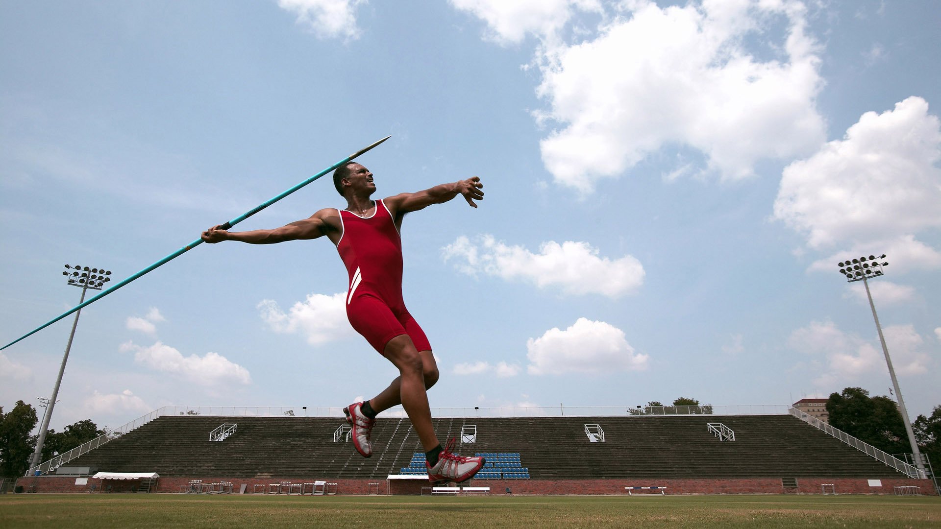 双重奇迹，足球世界的寒冰逆袭与篮球殿堂的孤胆英雄